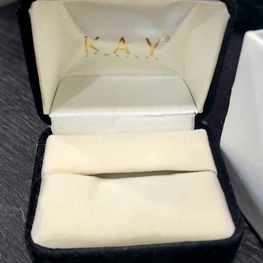 Kay empty ring velvet box
